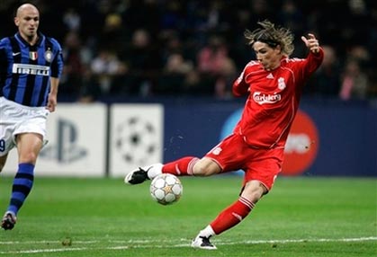 Фернандо Торрес забивает гол в ворота Интера, AP