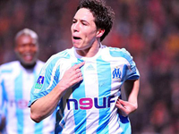 Самир Насри празднует мяч в ворота Ланса, фото om.net