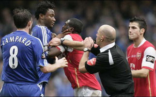 Ховард Уэбб спешит на помощь