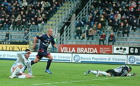 Валиани забивает 2-й гол в ворота Тревизо, gazzetta.it