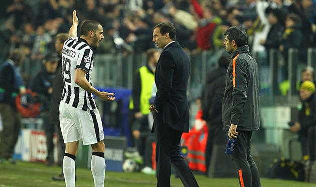 Леонардо Бонуччи дискутирует с Массимилиано Аллегри, getty images