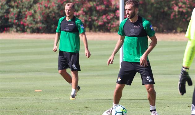 Роман Зозуля (слева) тренируется с Бетисом, twitter.com/RealBetis