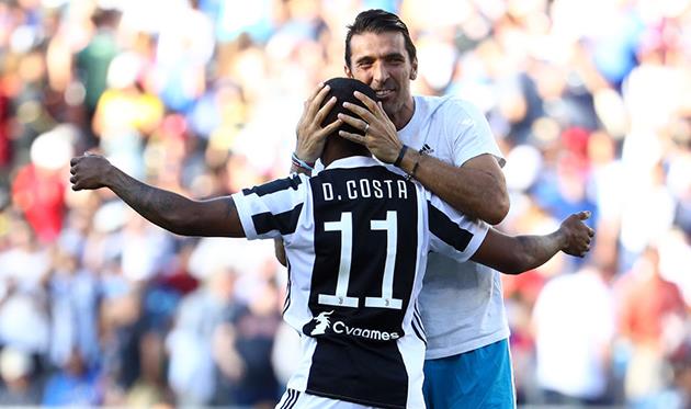 буффон и дуглас коста, getty images