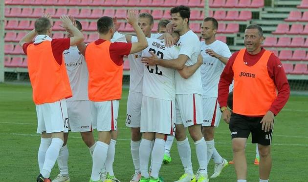 Игроки Судувы празднуют проход в следующий этап