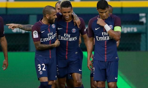 Дани Алвес рядом с Маркиньосом и Тиаго Силвой, Getty Images