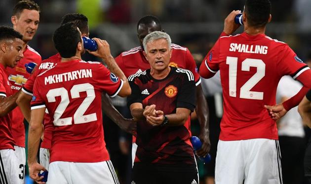 Жозе Моуриньо в окружении игроков МЮ, Getty Images