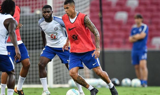 Кенеди с мячом во время тренировки Челси, Getty Images