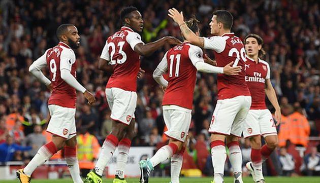 игроки арсенала празднуют взятие ворот лестера, getty images