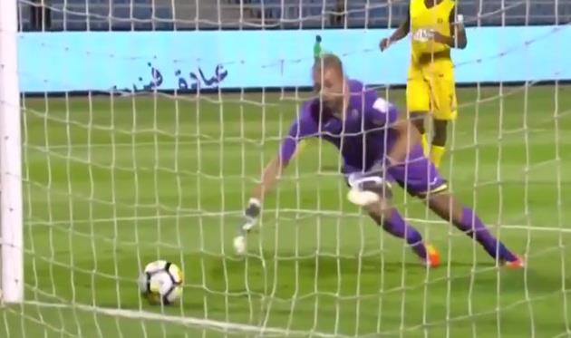 Неуклюжий вратарь принес сопернику победу на последних минутах