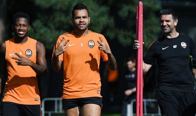 Дентиньо (в центре), фк шахтер