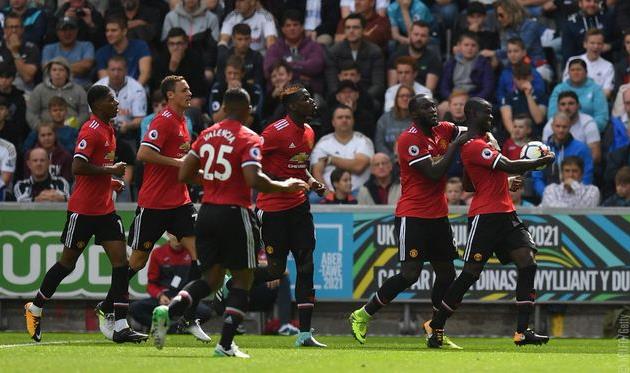 Эрик Байи (с мячом) - автор первого забитого гола, twitter.com/manutd