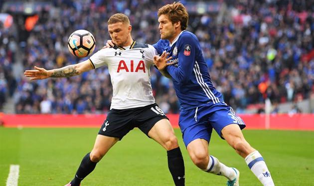 Киран Триппьер в борьбе с Маркосом Алонсо, Getty Images