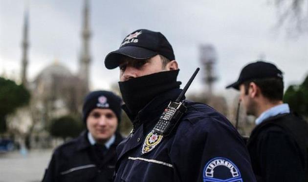 Полицейский прошелся по полю, разговаривая по телефону во время матча Кубка Турции