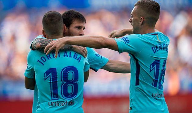 Партнеры поздравляют Лионеля Месси с очередным забитым голом, Getty Images