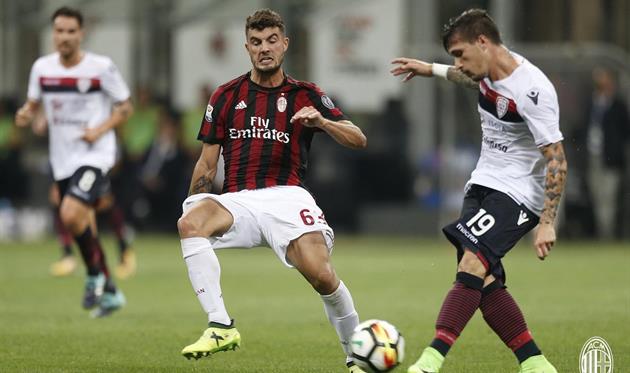 Милан дожал Кальяри, Наполи вырвал победу у Аталанты