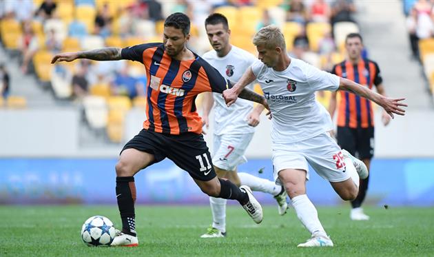 Федорчук пытается отобрать мяч у Марлоса, Фото: ФК Шахтер