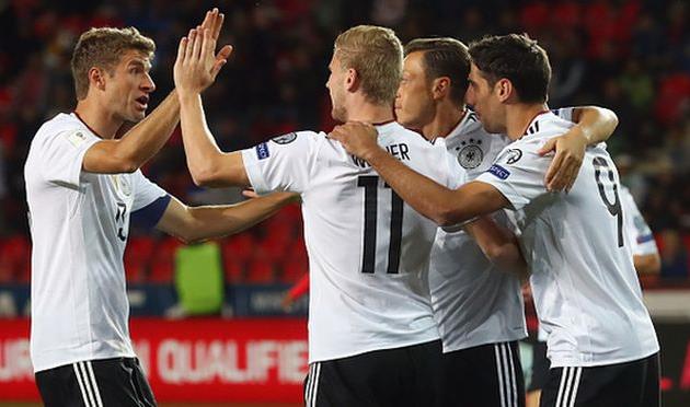 игроки сборной германии празднуют взятие ворот, getty images