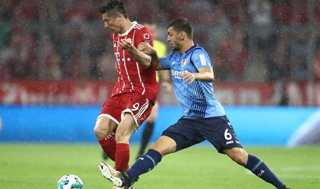 Александар Драгович борется за мяч с Левандовски, Getty Images