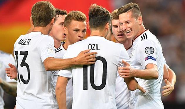 игроки сборной германии отмечают взятие ворот, getty images