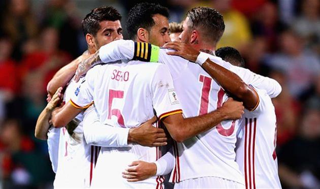 игроки сборной испании отмечают один из забитых мячей, getty images