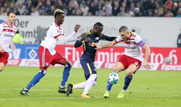 Наби Кейта (в центре) во вчерашнем матче, твиттер Лейпцига