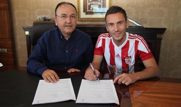 СЕРГЕЙ РЫБАЛКА ПОДПИСЫВАЕТ КОНТРАКТ, ФОТО ФК СИВАССПОР