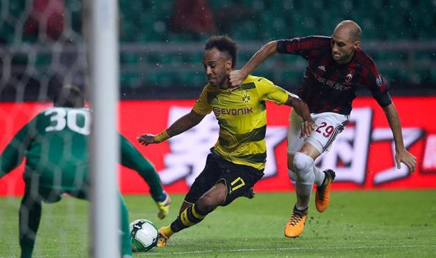 Обамеянг забивает гол Милану, getty images