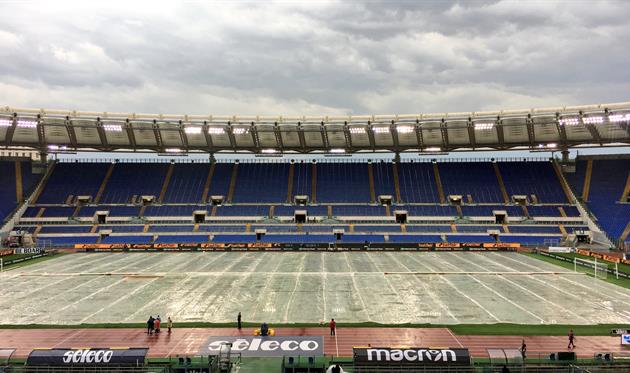 Газон Стадио Олимпико пришлось спасать от дождя, twitter.com/OfficialSSLazio