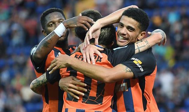 Партнеры поздравляют Бернарда, ФК Шахтер