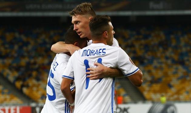 Сергей Сидорчук в объятьях партнеров по команде, ФК Динамо