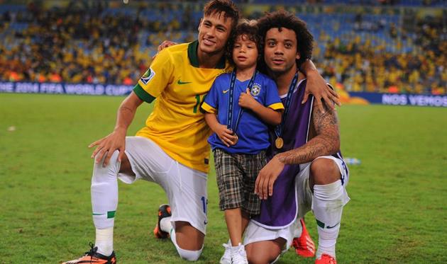 Энцо Виейра рядом с отцом и Неймаром, Getty Images