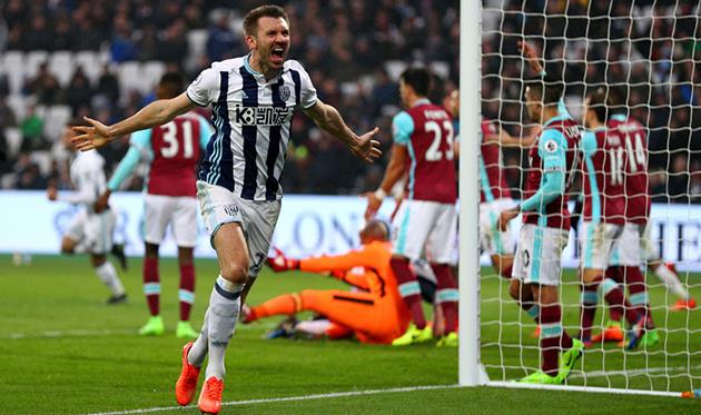 Гарет Маколи празднует гол Вест Хэму, getty images