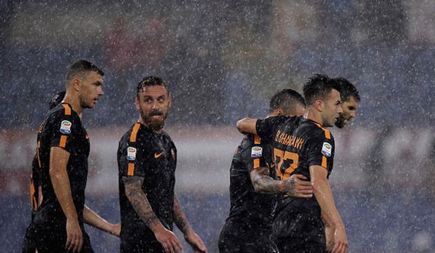 игроки ромы празднуют взятие ворот, getty images