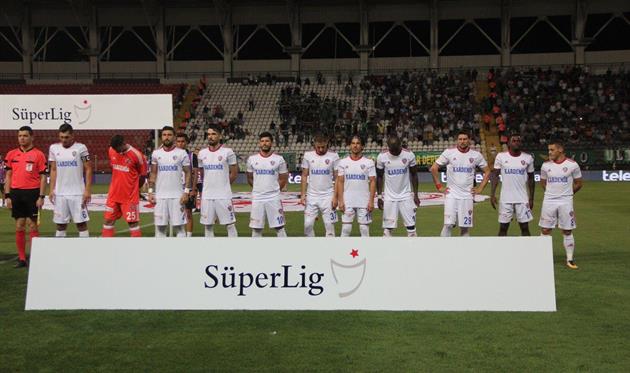 Рыбка (третий слева) и Селезнев (третий справа), twitter.com/k_karabukspor