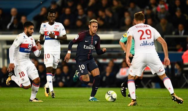 ПСЖ благодаря двум автоголам обыграл Лион