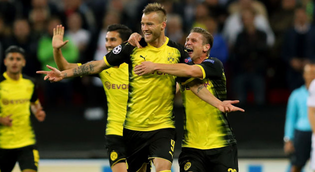 Андрей Ярмоленко (по центру)