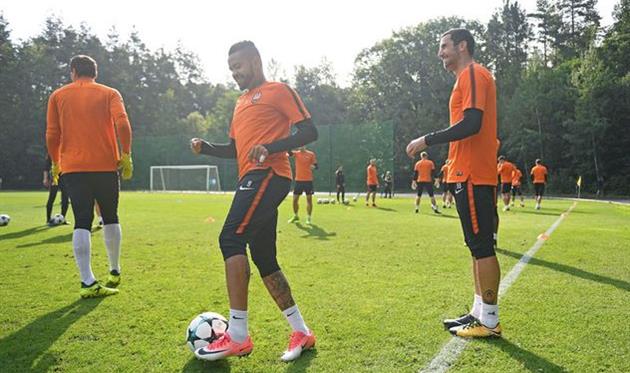 Дарио Срна (справа), фк шахтер