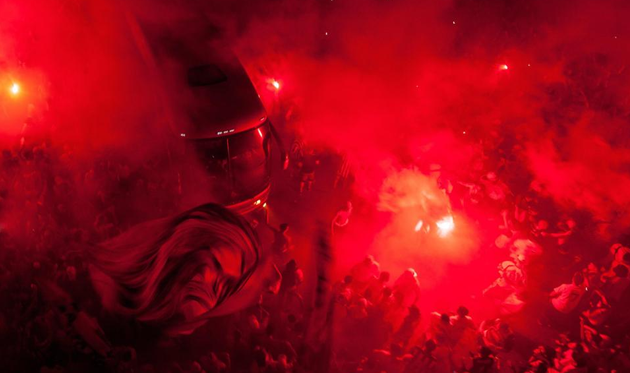 Так фанаты Сантоса встречали команду перед матчем, EPA