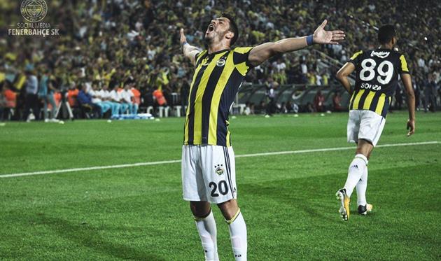 Фенербахче переиграл Бешикташ в матче с пятью удалениями