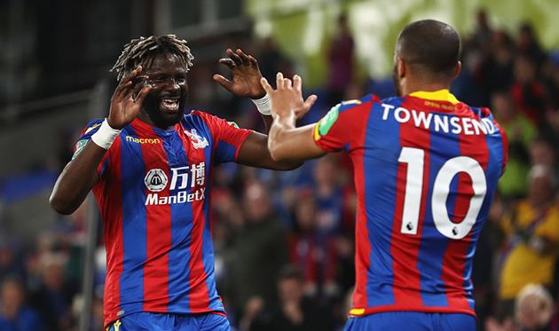 Бакари Сако и Андрос Таунсенд празднуют гол, getty images