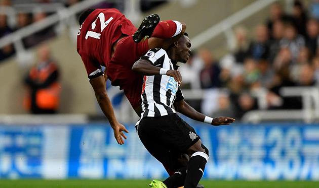 Джо Гомес зарабатывает желтую на Кристиане Атсу, premierleague.com