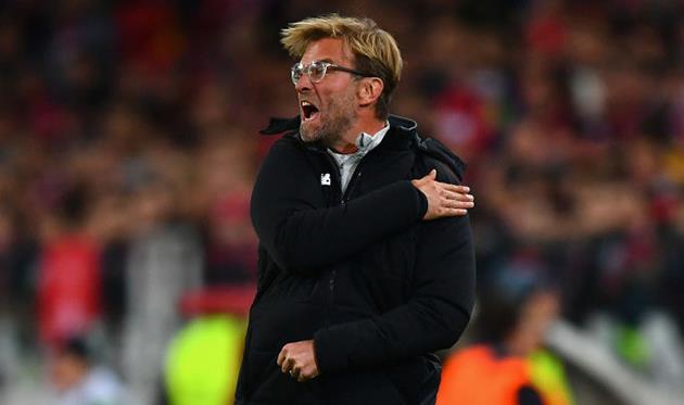 Когда читаешь в газете про Ливерпуль, getty images