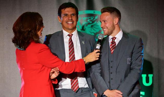 Крис Гантер (справа) получает награду, ФАУ