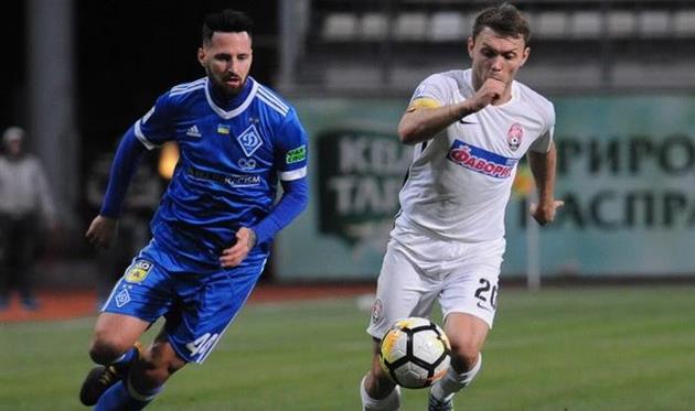 Караваев (справа) против Динамо, ФК Заря