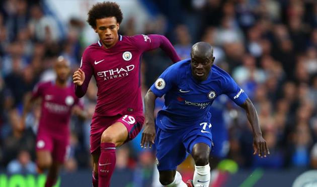 Сане (слева) пытается обогнать Канте, getty images