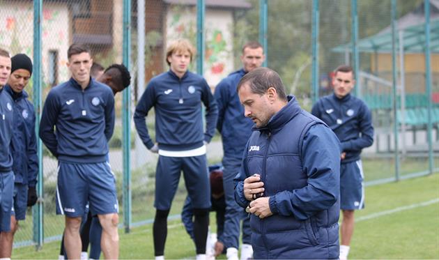 Роман Санжар дает указания футболистам, фото: ФК Олимпик