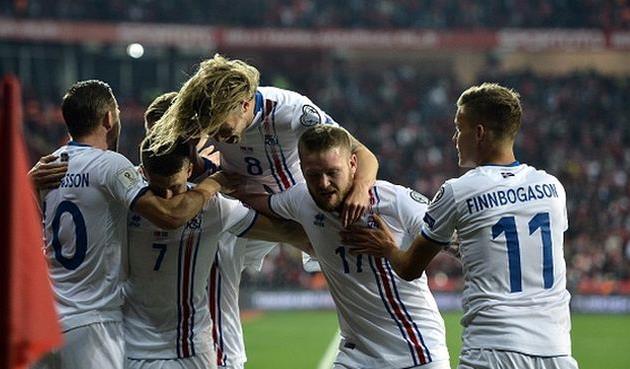 игроки сборной исландии празднуют взятие ворот, getty images