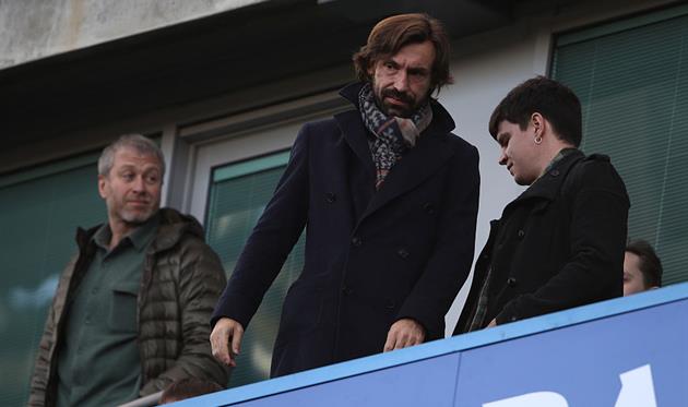 Пирло (в центре) на фоне Романа Абрамовича, getty images