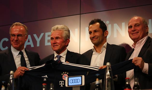 Юппа Хайнкеса (второй слева) представили в качестве тренера Баварии, фото ФК Бавария