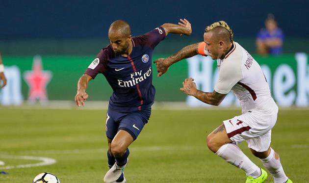 Лукас Моура (слева) против любителя сигарет Раджи Наингголана, getty images